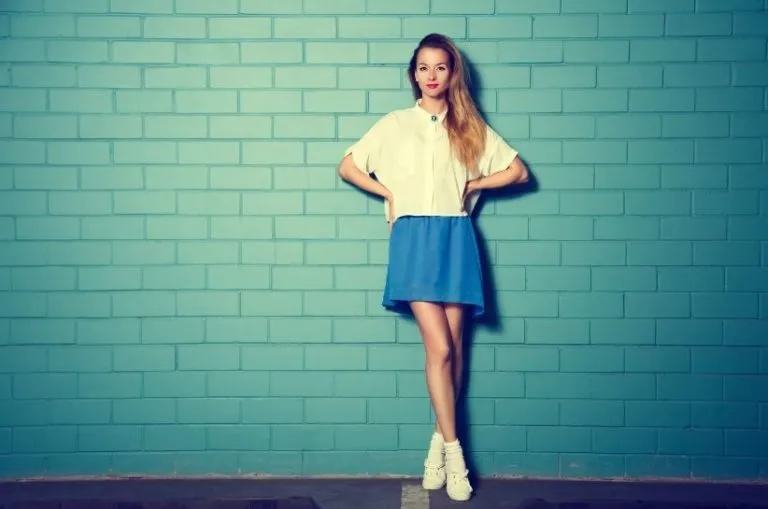 Zdjęcie Stylizacje z niebieską spódnicą: modne outfity na każdą okazję