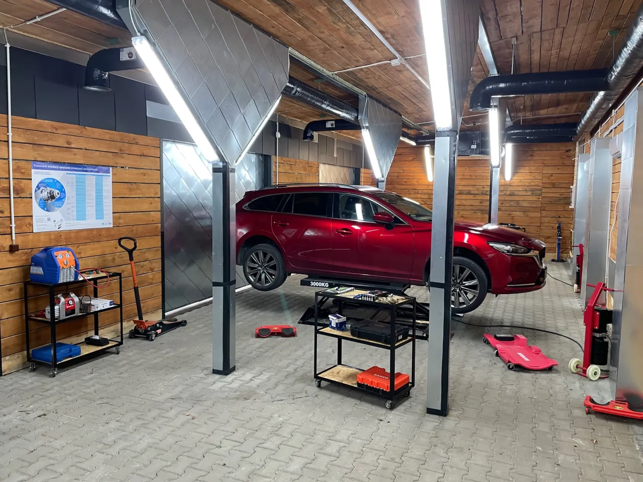 Zdjęcie Auto Challenge gdzie ma warsztat? Odkryj lokalizację i wsparcie subskrybentów