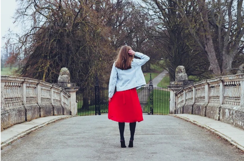 Zdjęcie Co ubrać do czerwonej spódnicy? Inspiracje i style na każdą okazję