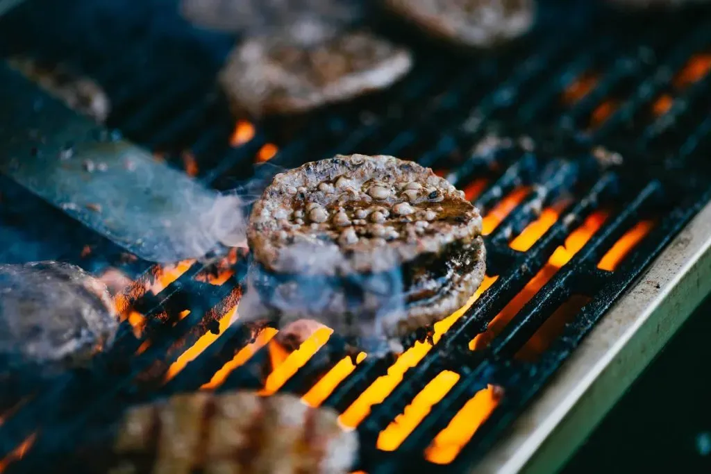 Zdjęcie Jak usmażyć hamburgera, aby był soczysty i idealnie przyprawiony