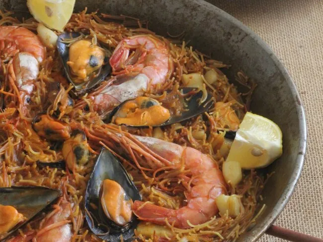 Zdjęcie Receta fideuá de marisco sencilla: sorprende con un plato fácil y delicioso