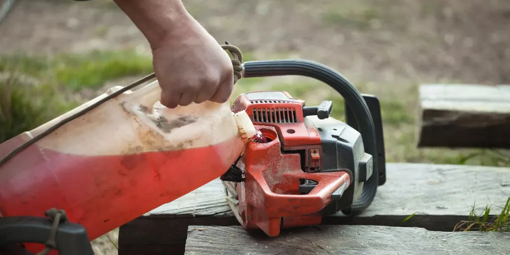 Zdjęcie Welcher Kraftstoff für Kettensäge? Vermeiden Sie teure Fehler!