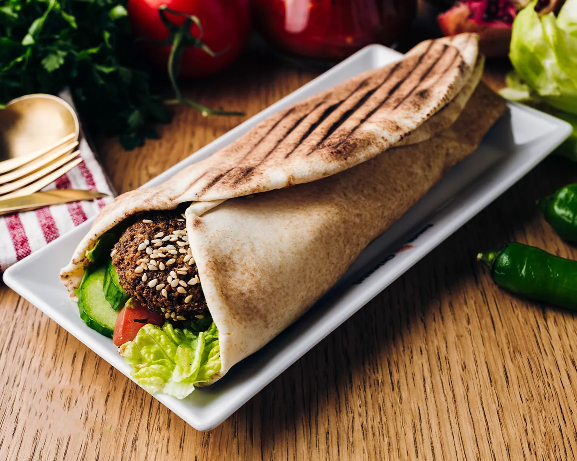 Zdjęcie Falafel w tortilli: Ile kalorii ma to popularne danie?