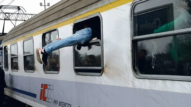 Zdjęcie Jak otworzyć okno w pociągu i uniknąć nieprzyjemności z pasażerami