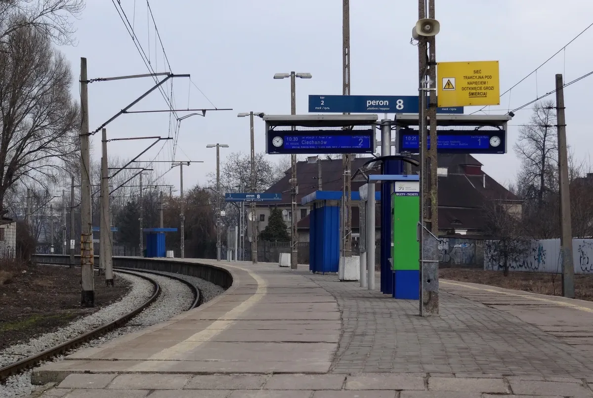 Zdjęcie KM9 Warszawa: Gdzie startuje? Perony, rozkład uniknij pomyłki!