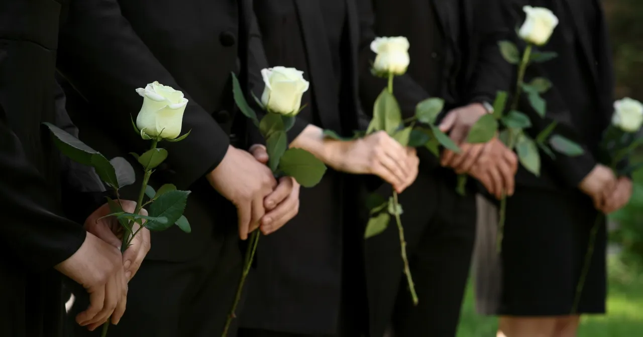 Zdjęcie Czy w ciąży można iść na pogrzeb? Ważne aspekty zdrowotne i emocjonalne