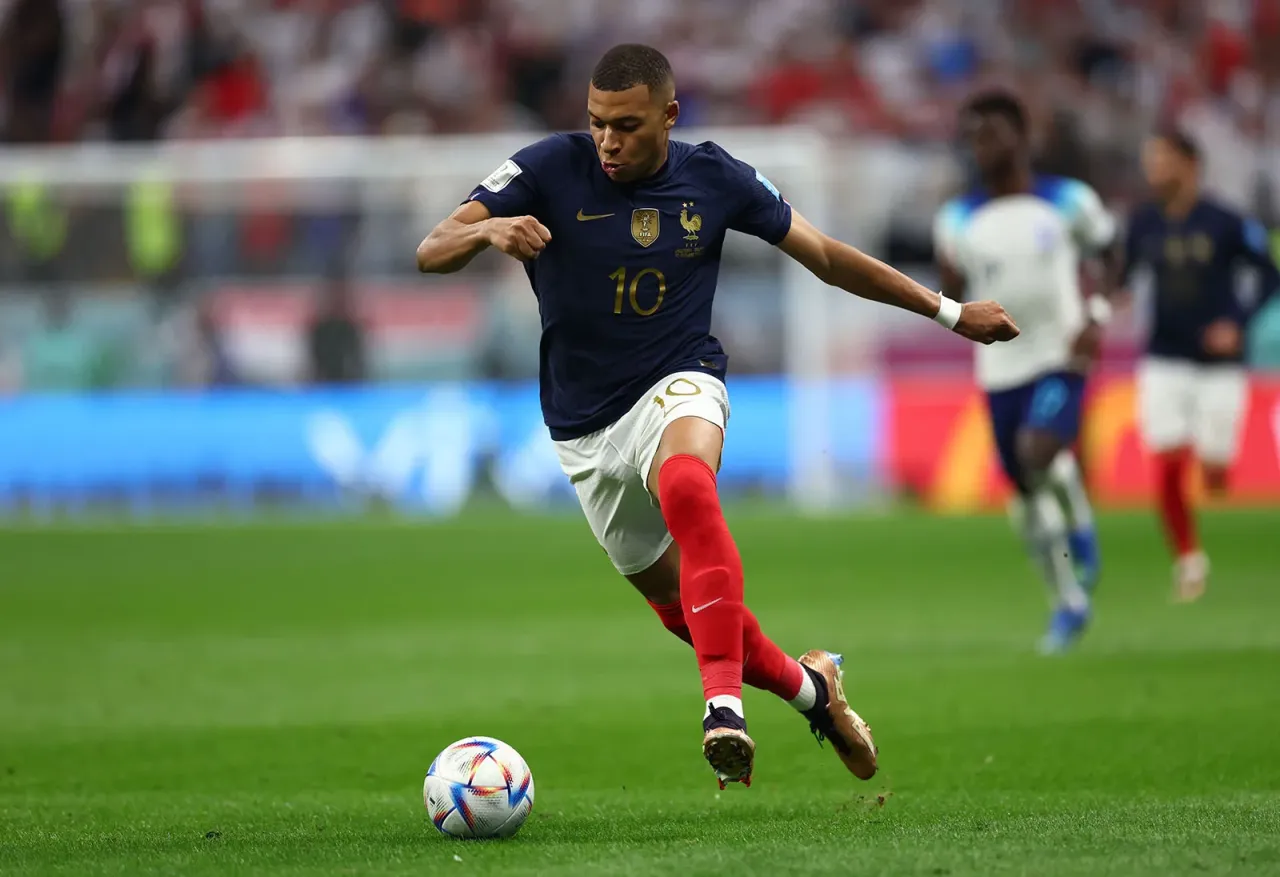 Zdjęcie Ile biega Mbappe? Zaskakujące prędkości i rekordy na boisku