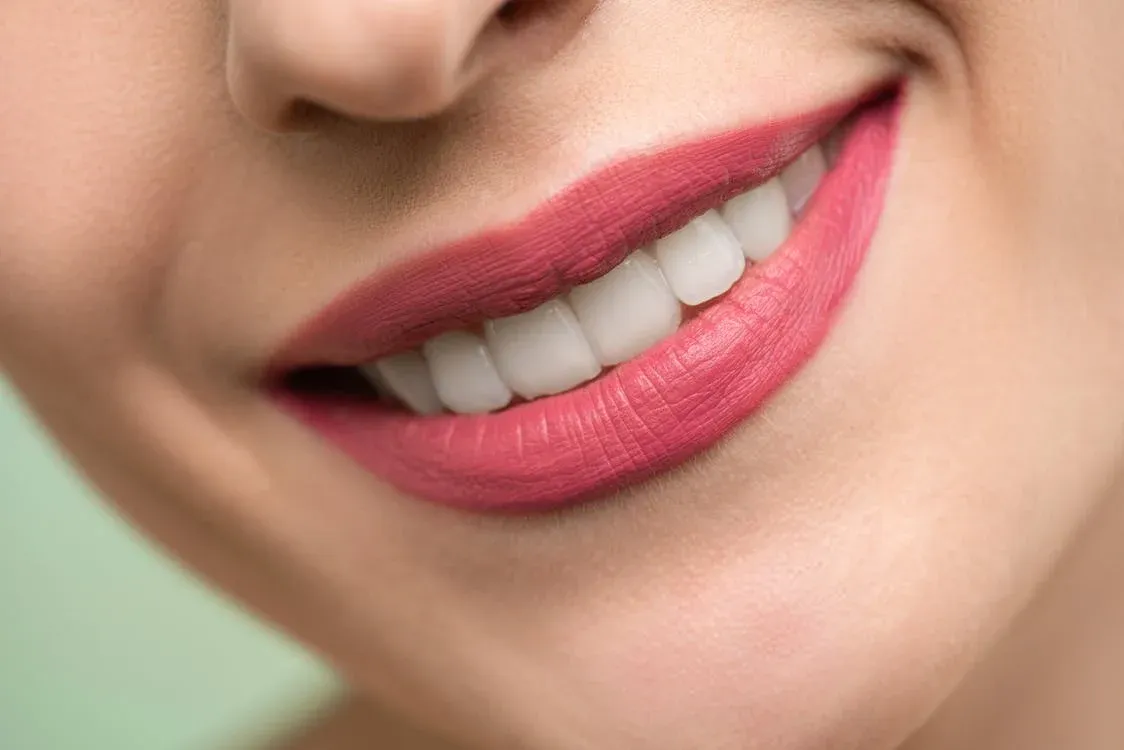 Zdjęcie Ile kosztuje wybielenie zębów u dentysty? Ceny, metody i porady
