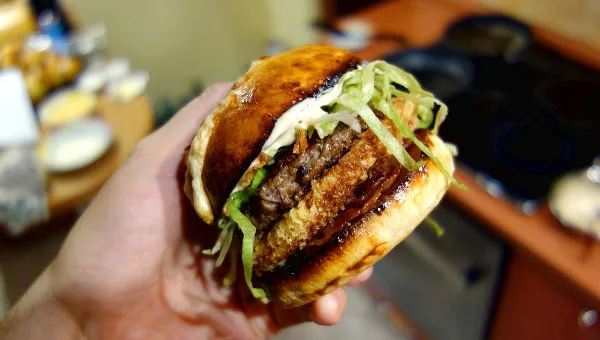 Zdjęcie Jak zrobić burger drwala – prosty przepis na pyszny posiłek w domu