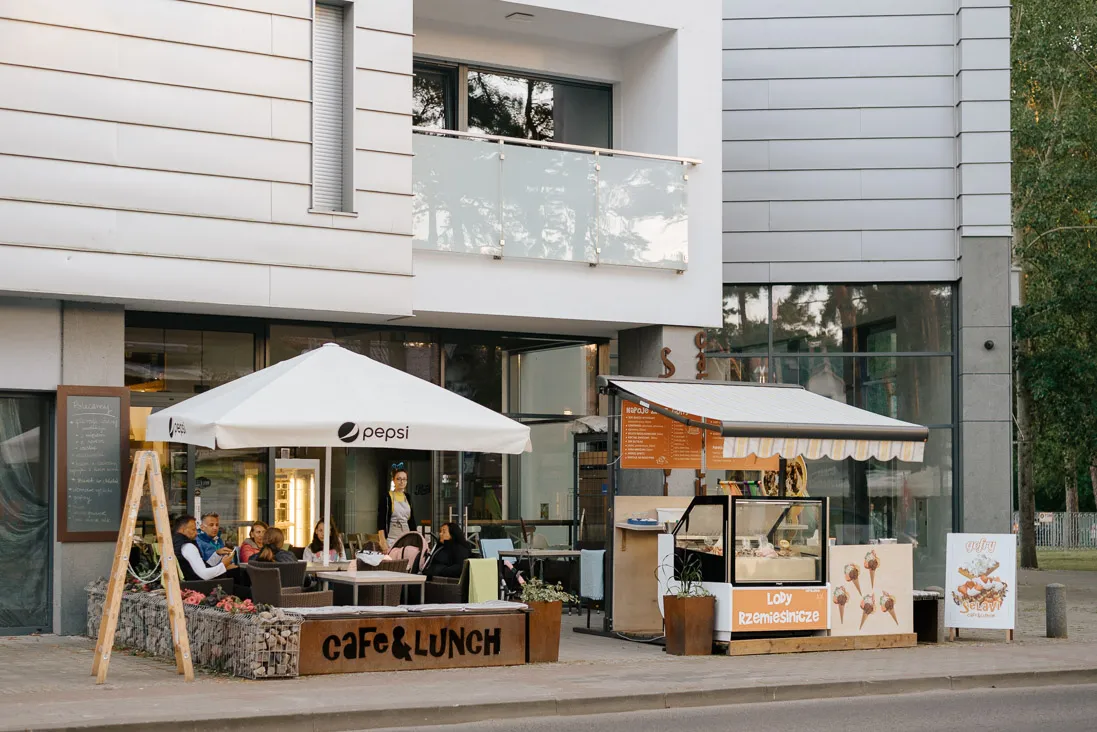 Zdjęcie Gdzie zjeść w Pogorzelicy? TOP miejsca na rybę, pizzę i obiady!