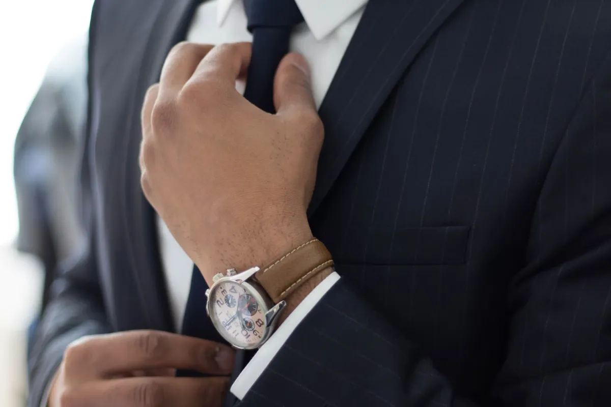 Zdjęcie Jak zawiązać krawat windsor - proste kroki do eleganckiego węzła