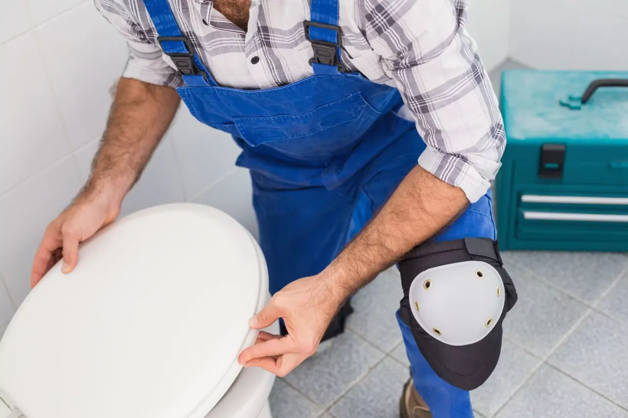 Zdjęcie Ile kosztuje montaż WC? Sprawdź, jak uniknąć ukrytych kosztów i zaoszczędzić