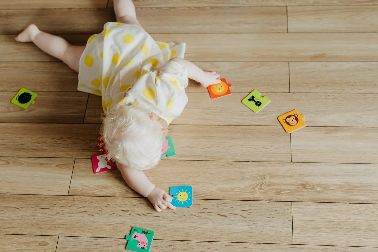 Zdjęcie Kiedy dziecko przewraca się na bok? Odkryj kluczowe etapy rozwoju