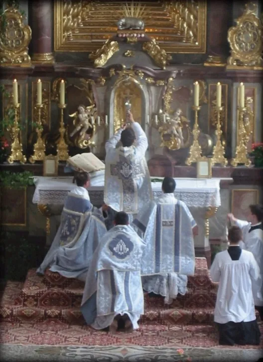 Zdjęcie Jak się ubrać na mszę trydencką, aby nie popełnić faux pas?