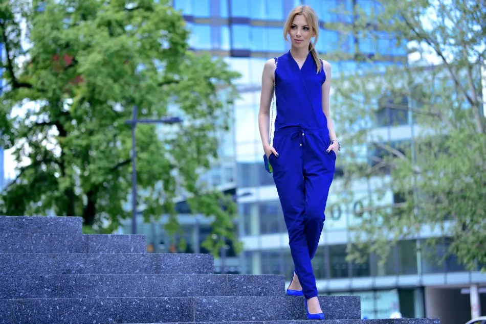 Zdjęcie Jakie buty do niebieskiego kombinezonu, aby wyglądać stylowo i modnie