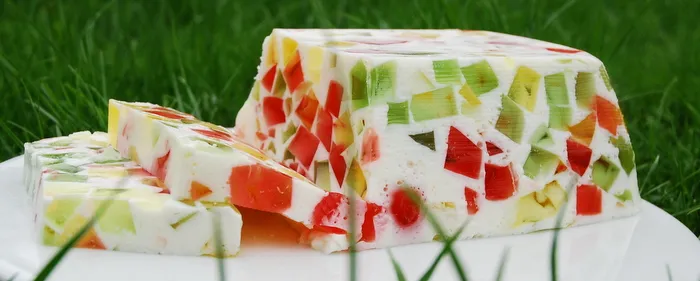 Zdjęcie Przepis na kolorowe ciasto z galaretek i mleka - proste i pyszne