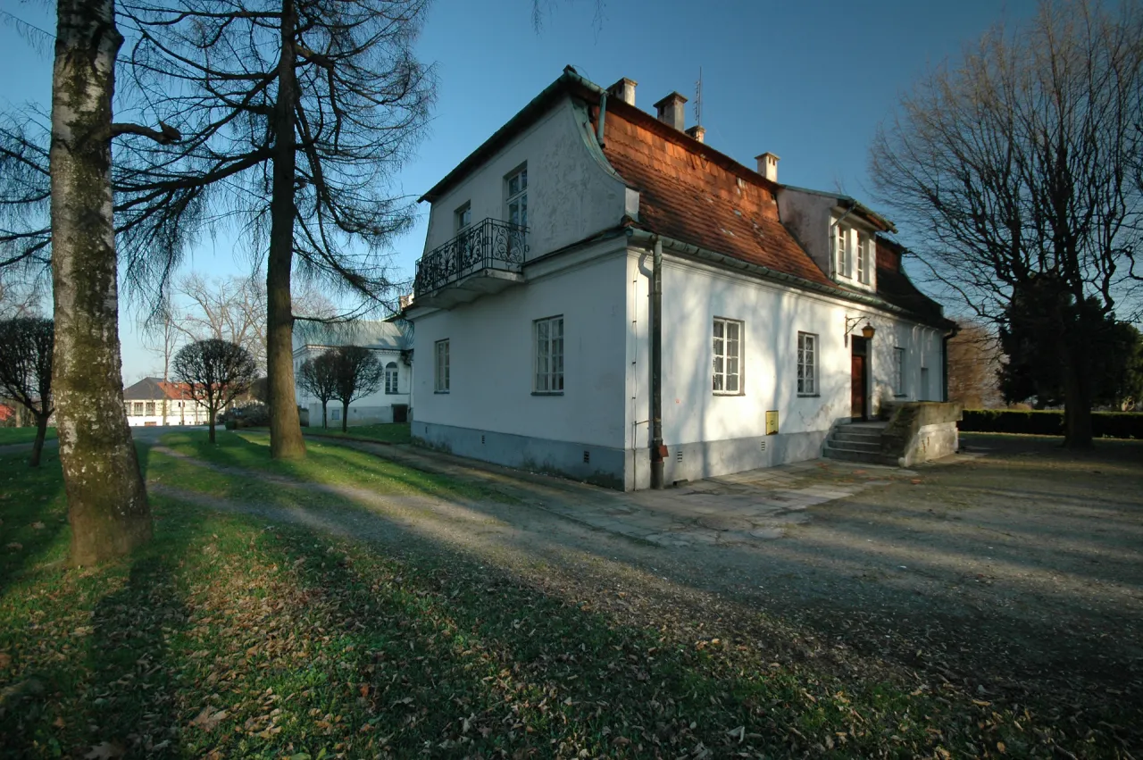 Zdjęcie Odkryj tajemnice dworku w Mogilanach - historia i architektura