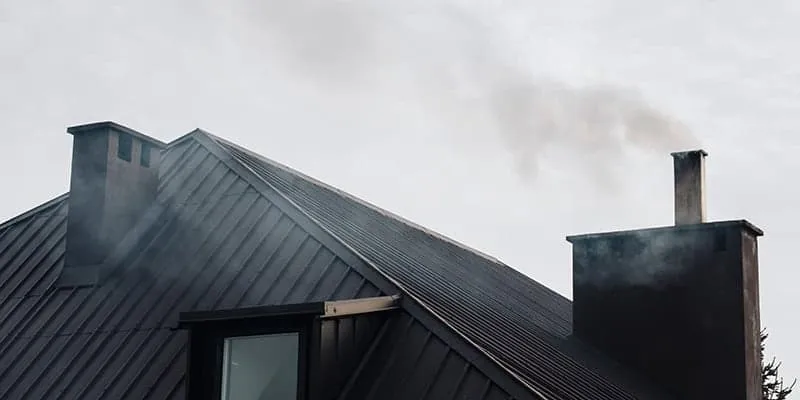 Zdjęcie Czy puszki aluminiowe czyszczą komin? Odkryj niebezpieczeństwa tej metody