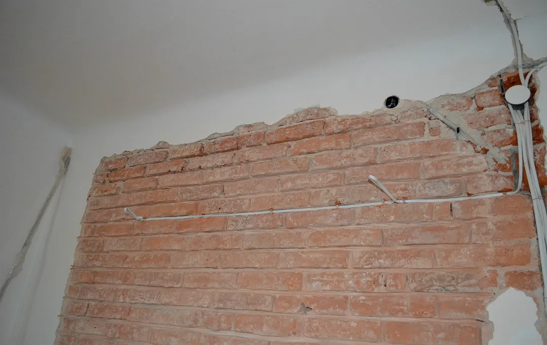 Zdjęcie Jak oczyścić cegłę z tynku – skuteczne metody i porady krok po kroku