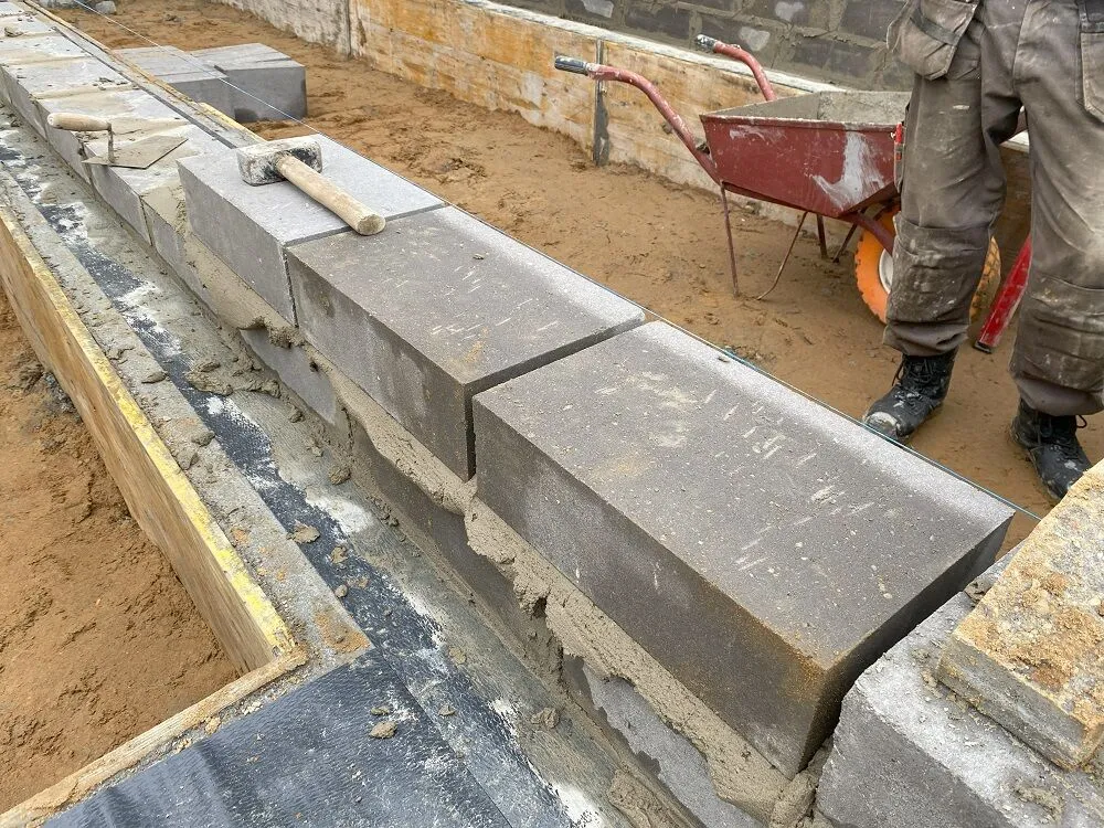 Zdjęcie Ile zaprawy do bloczków betonowych? Oblicz dokładnie potrzebną ilość