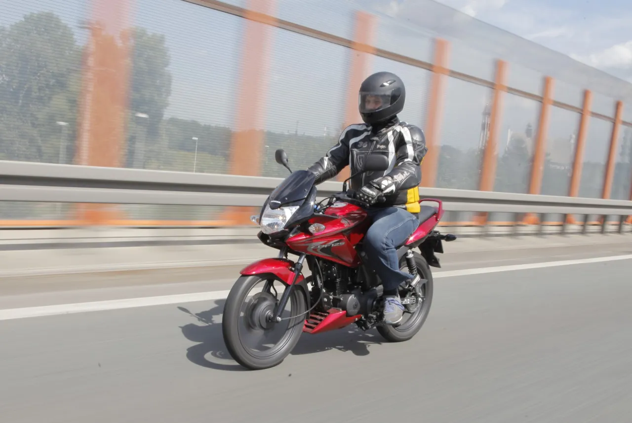 Zdjęcie Czy po autostradzie można jechać motocyklem? Zasady i przepisy, które musisz znać