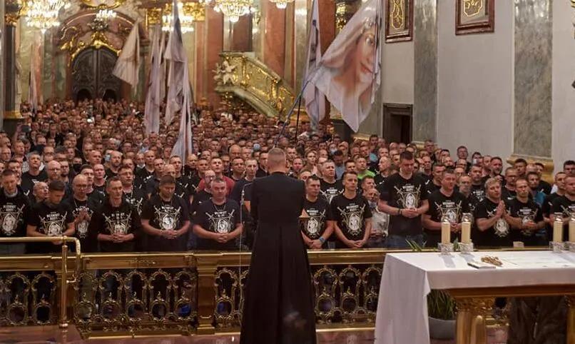 Zdjęcie Czy żołnierz klęka w kościele? Zaskakujące zasady i zwyczaje
