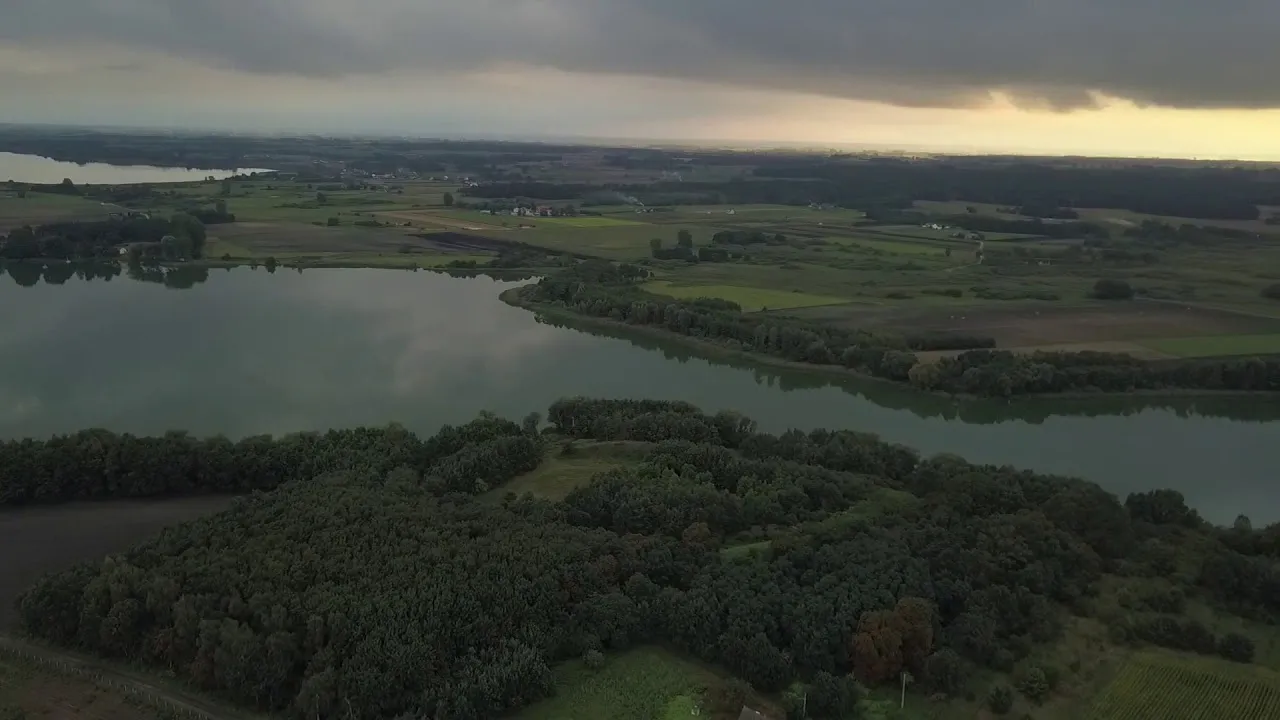 Zdjęcie Gdzie leży jezioro Gopło? Odkryj jego lokalizację i otoczenie