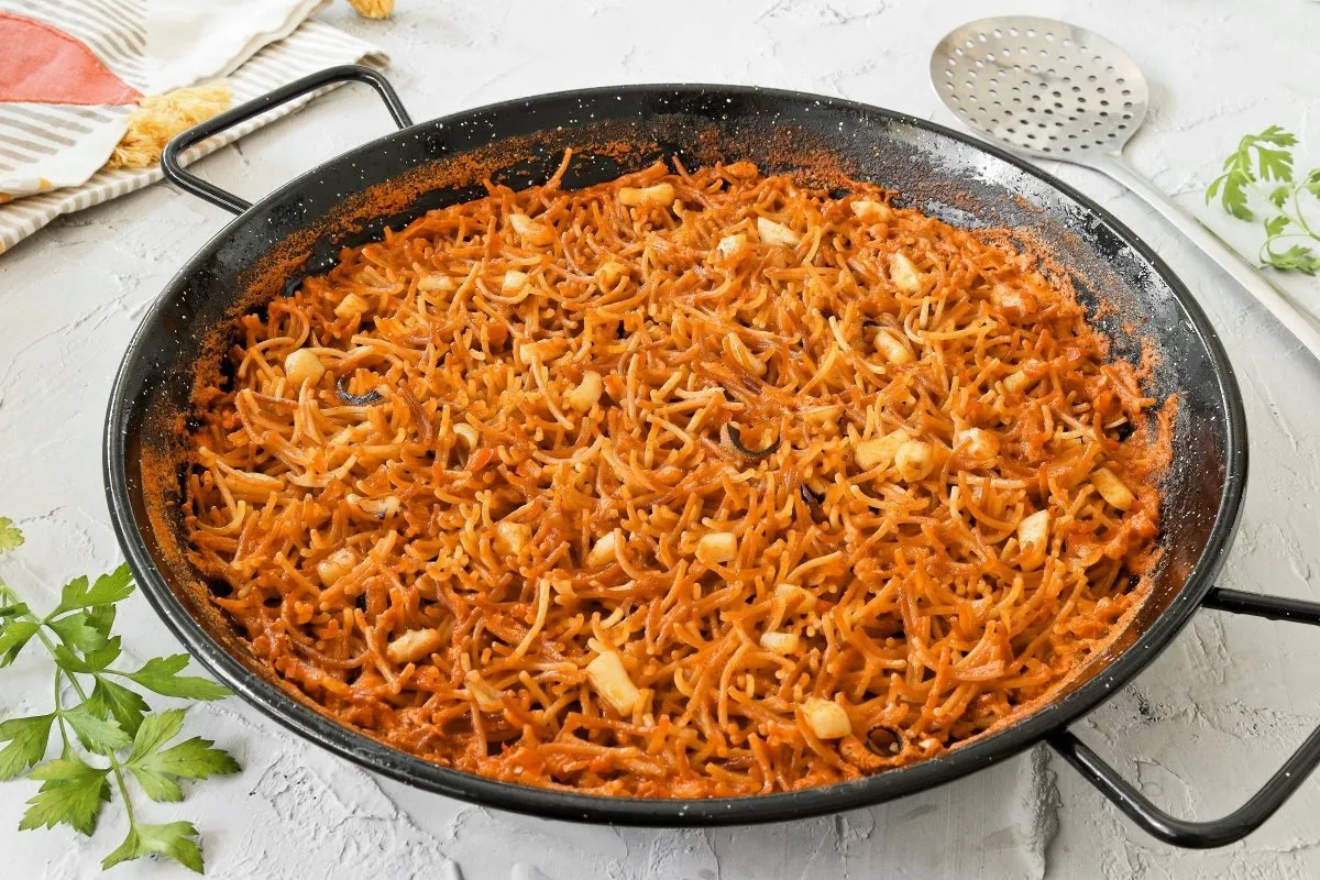 Zdjęcie Receta fideuá de sepia y gambas: un plato delicioso y fácil de hacer