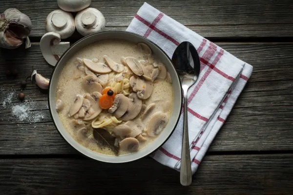 Zdjęcie Jaka śmietana do zupy pieczarkowej? Odkryj idealny smak i konsystencję