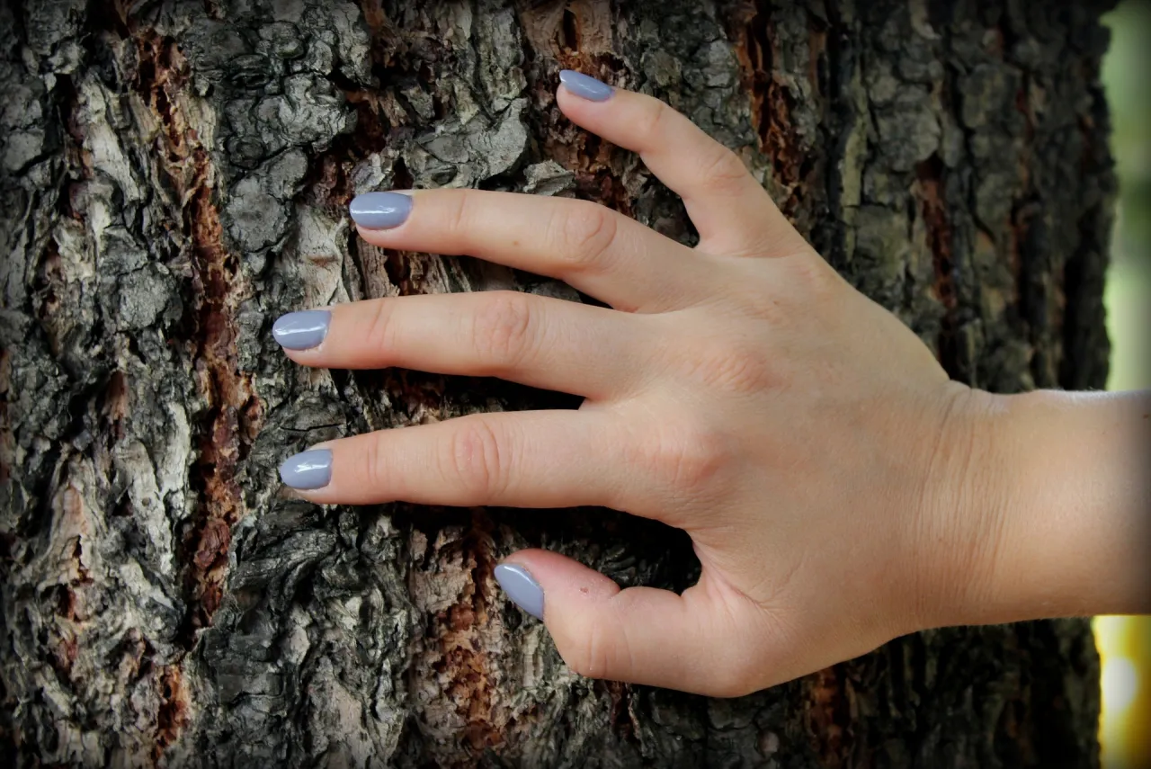 Zdjęcie Dlaczego manicure tytanowy odpada? Oto najczęstsze przyczyny