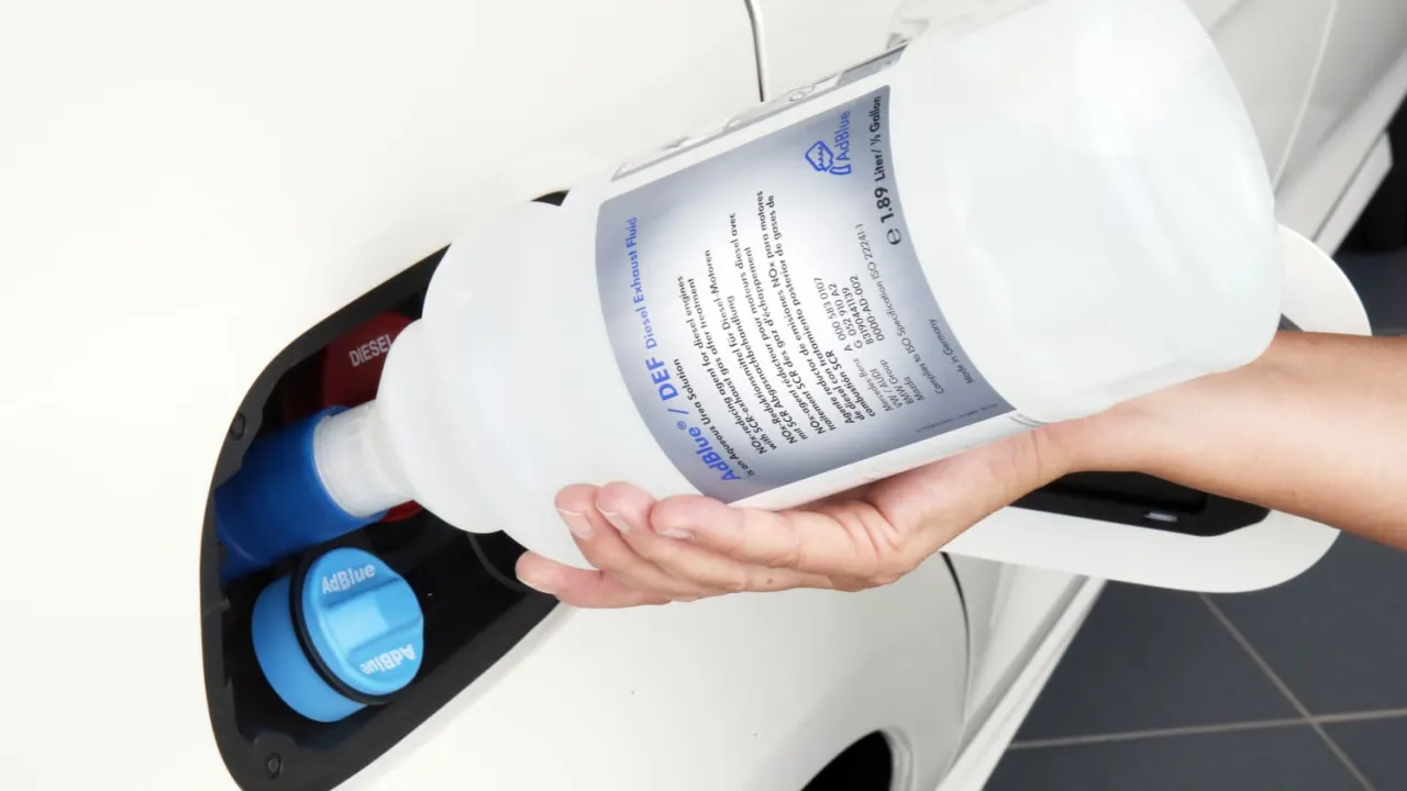 Zdjęcie Was ist AdBlue für ein Kraftstoff? So reduziert es Emissionen effektiv