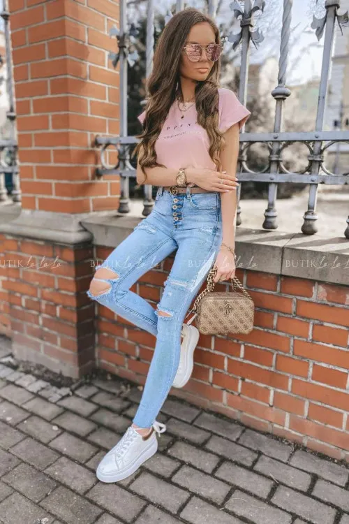 Zdjęcie Stylizacje jasnych jeansów, które odmienią Twój codzienny look