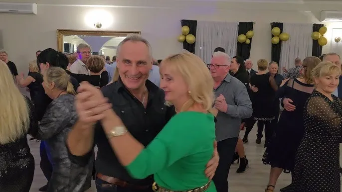 Zdjęcie Wirująca poezja tańca: magiczny świat rozbawionej pary w ludowym rytmie