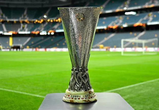 Zdjęcie Ile waży puchar ligi mistrzów? Zaskakująca waga trofeum piłkarskiego