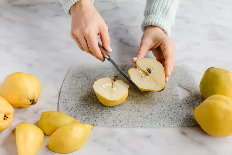 Zdjęcie Jak zrobić nalewkę z pigwy na wódce – prosty przepis krok po kroku
