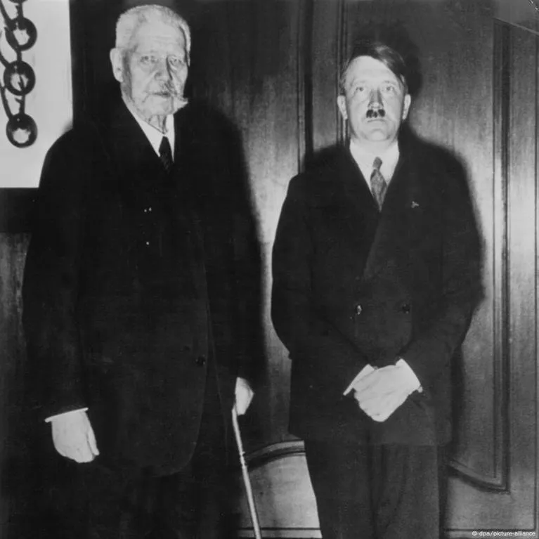Zdjęcie W którym roku Hitler został kanclerzem? Odkryj kluczowe wydarzenia