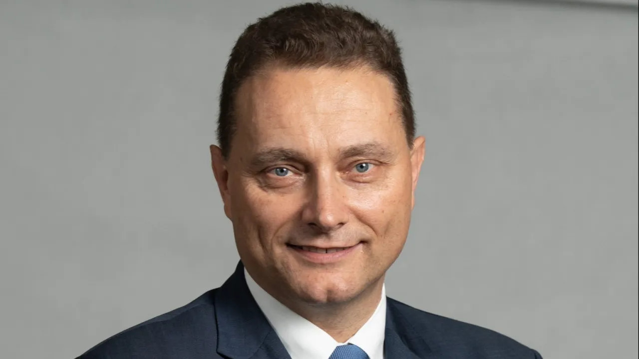 profesor neurolog Adam Kobayashi