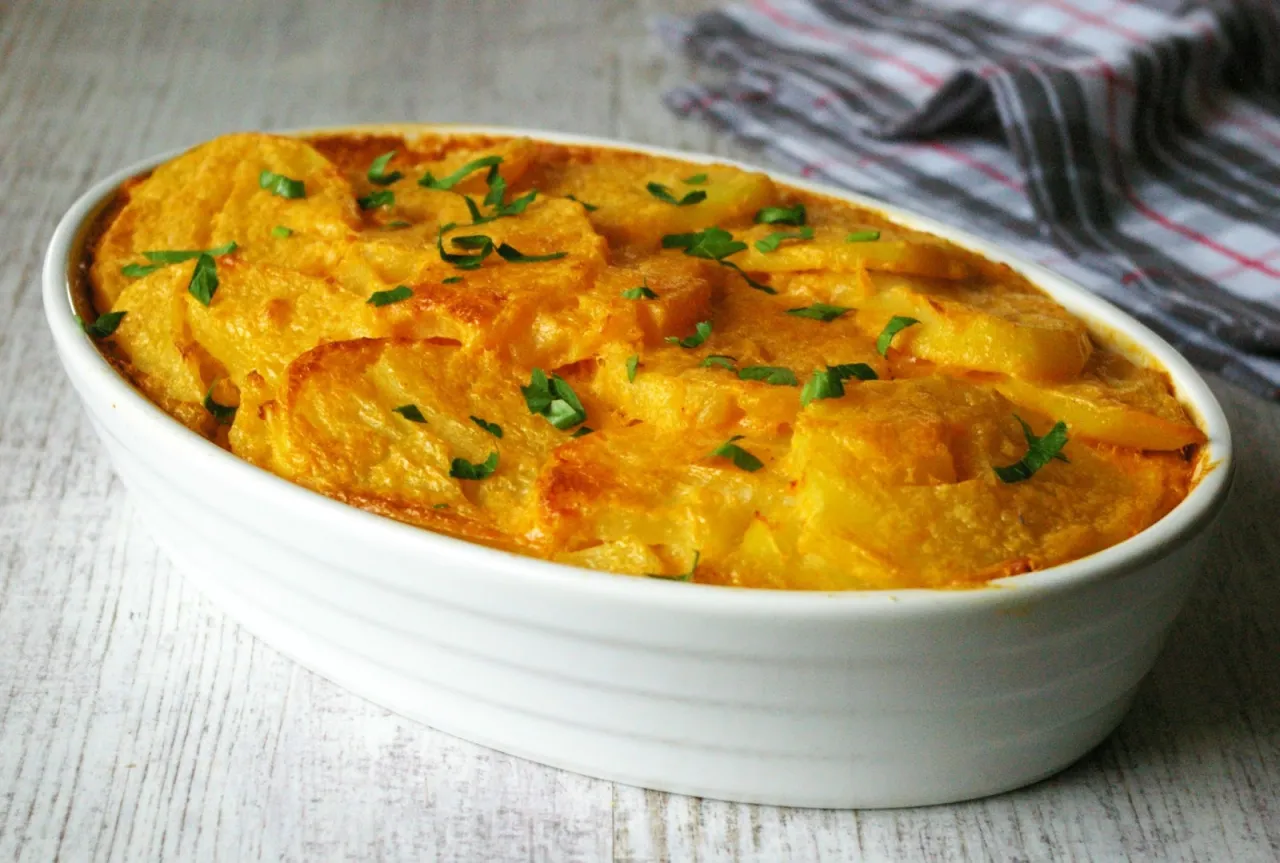 zapiekanka ziemniaczana z kapustą kiszoną w naczyniu przed pieczeniem