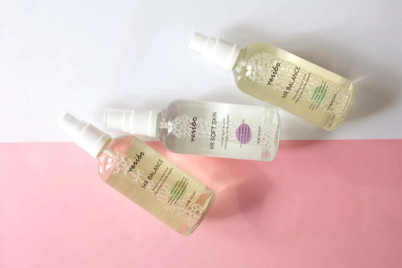 r&oacute;żne typy tonik&oacute;w i serum na tle kosmetyk&oacute;w