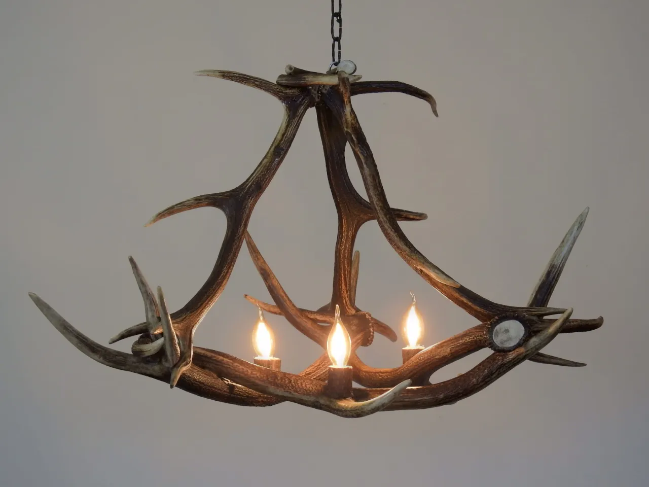 Oryginalny żyrandol z poroża jelenia, kt&oacute;ry pokazuje, jak zrobić żyrandol z poroża jelenia.