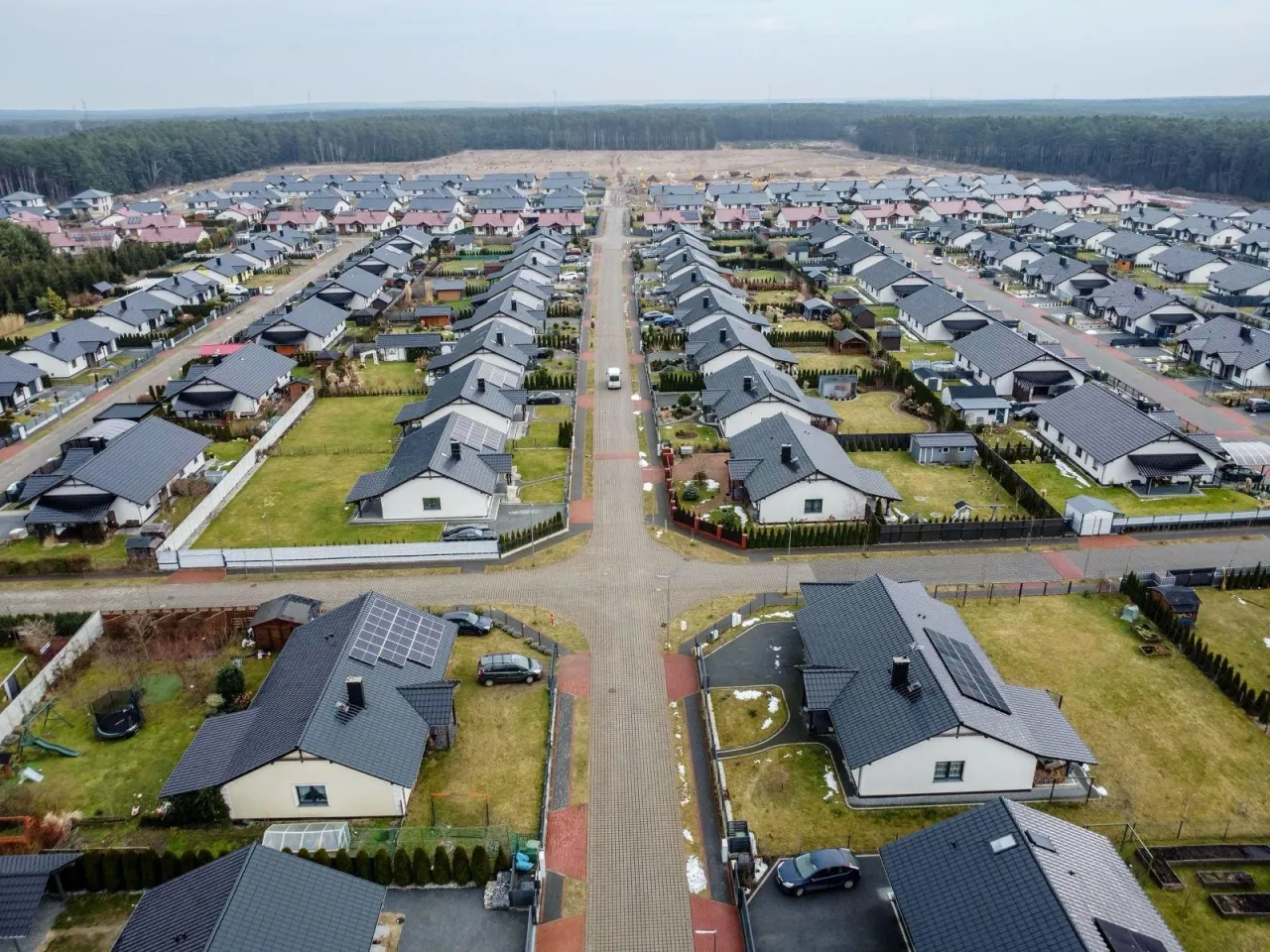 Osiedle domów jednorodzinnych, idealne miejsce do życia. Zastanawiasz się, jak zostać deweloperem? Zacznij od analizy rynku i planowania inwestycji.