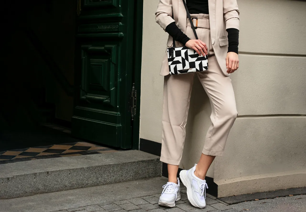 damskie stylizacje beżowe spodnie i buty