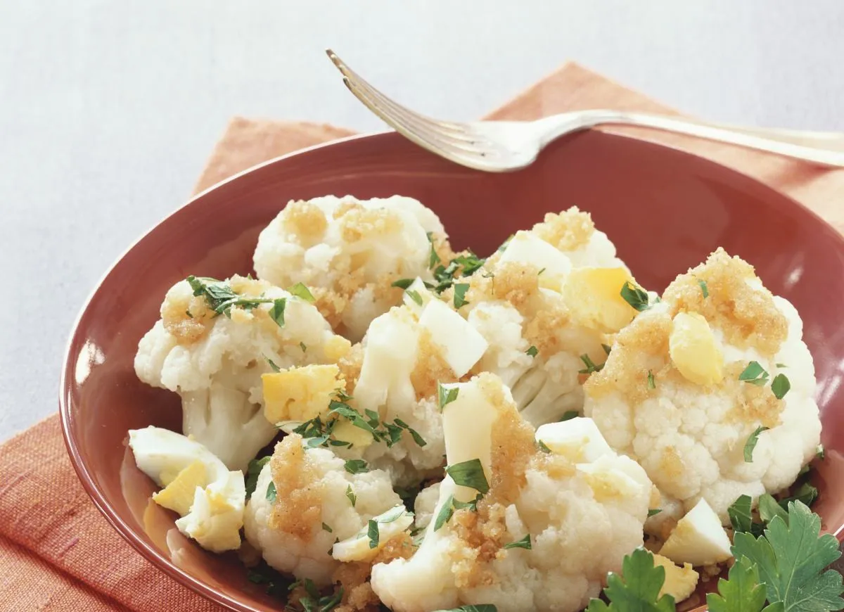 Kalafior z bułką tartą i masłem, zupa kalafiorowa, placki z kalafiora