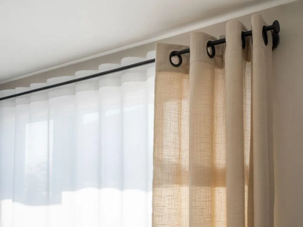 r&oacute;żne rodzaje karniszy i ich wpływ na wnętrze