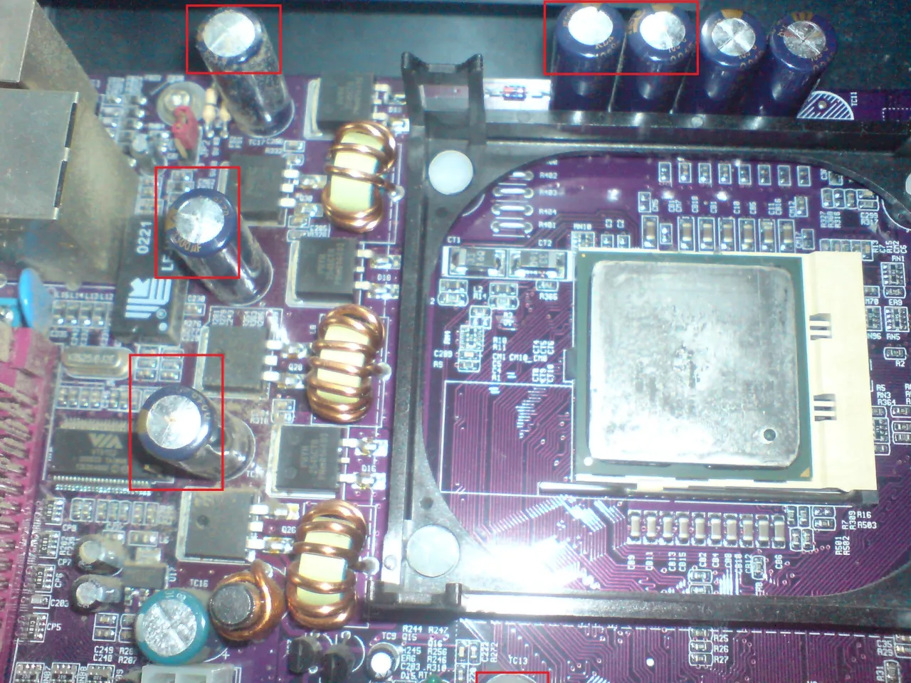 spuchnięty kondensator na płycie głównej