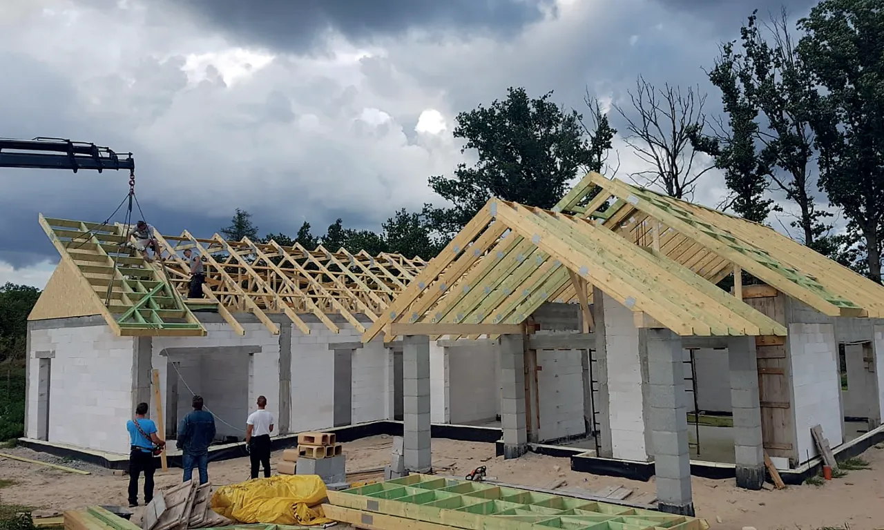 dekarz montujący więźbę dachową