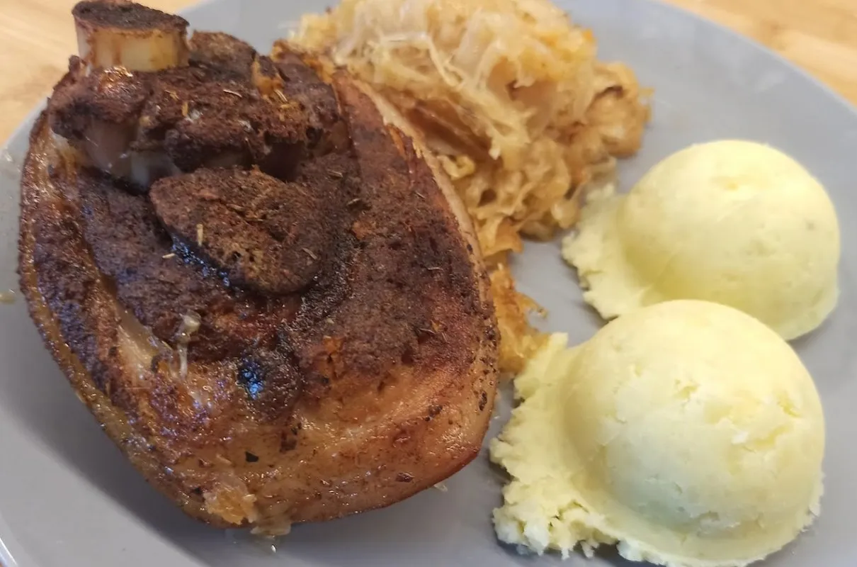 Ugotowana golonka z kapustą i chrzanem, pieczona golonka chrupiąca sk&oacute;rka