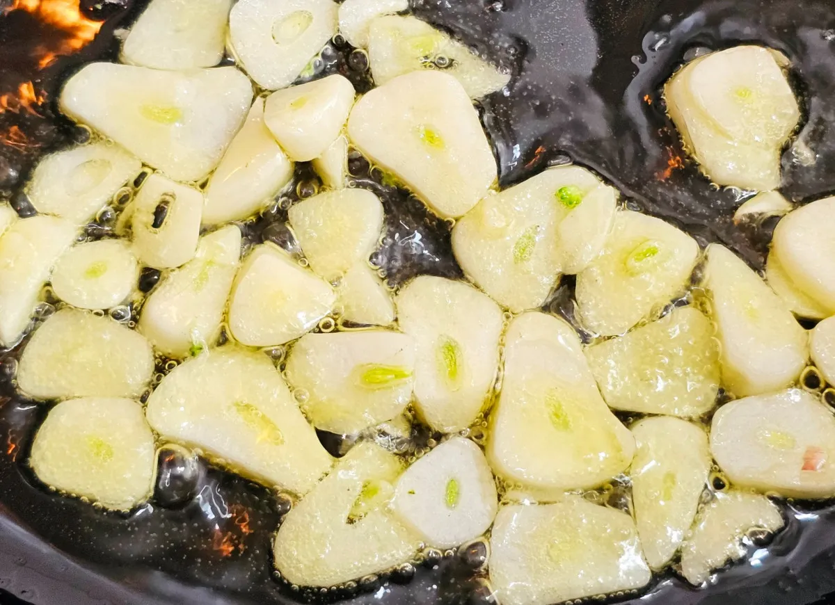 Spalony czosnek na patelni