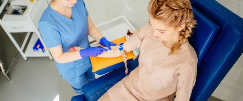 Lekarz omawiający wyniki badań krwi z pacjentem, diagnostyka niedoboru żelaza