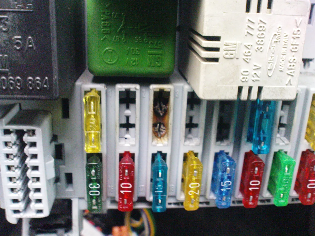 Gdzie jest sterownik centralnego zamka Corsa C? Sprawdź bezpieczniki i przekaźniki w skrzynce bezpieczników.